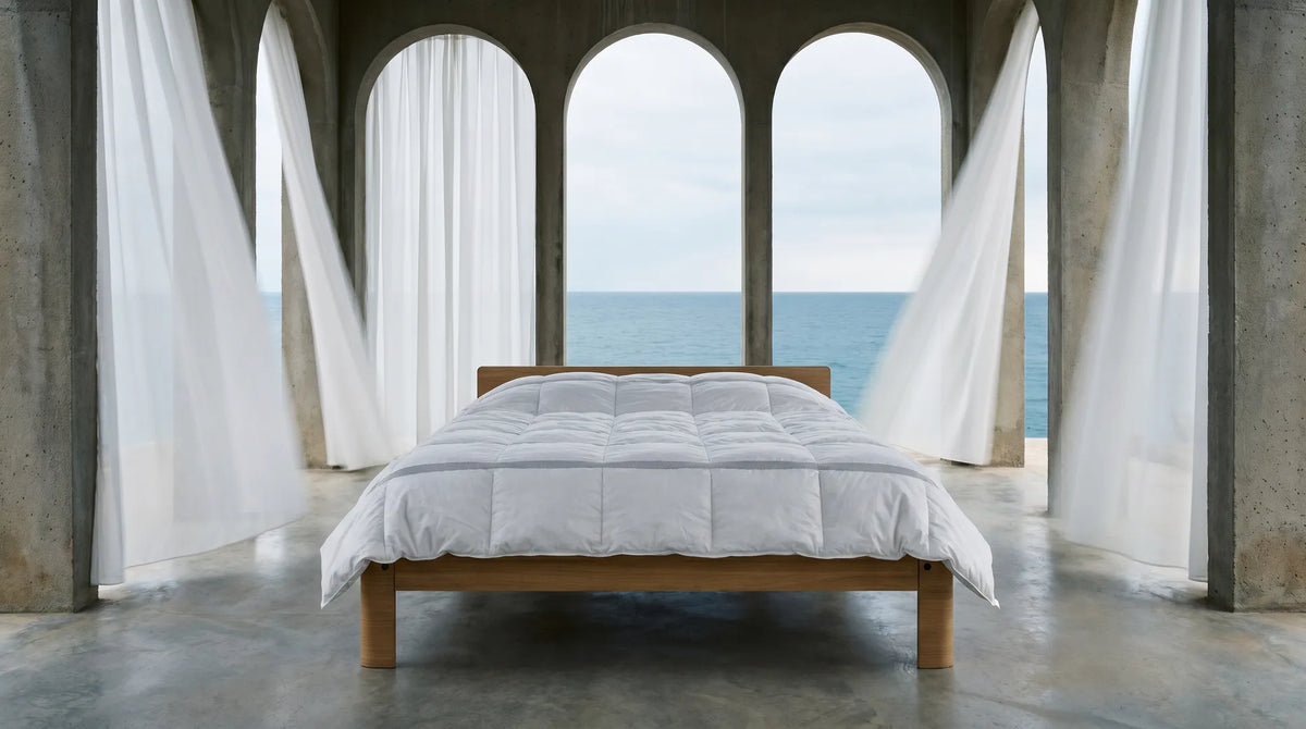 100% Ganzendons dekbed Aerion met actieve ventilatiestroken op een bed bij de middellandse zee