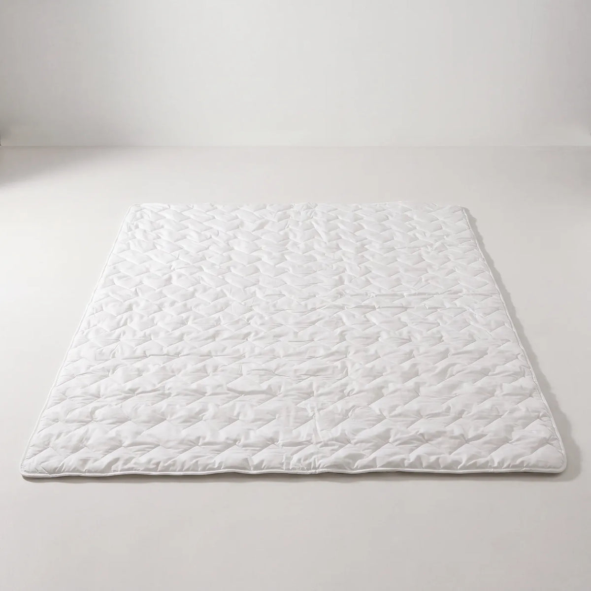 Tencel zomerdekbed AeroFresh plat uitgelegd met zichtbaar golfstikselmodel