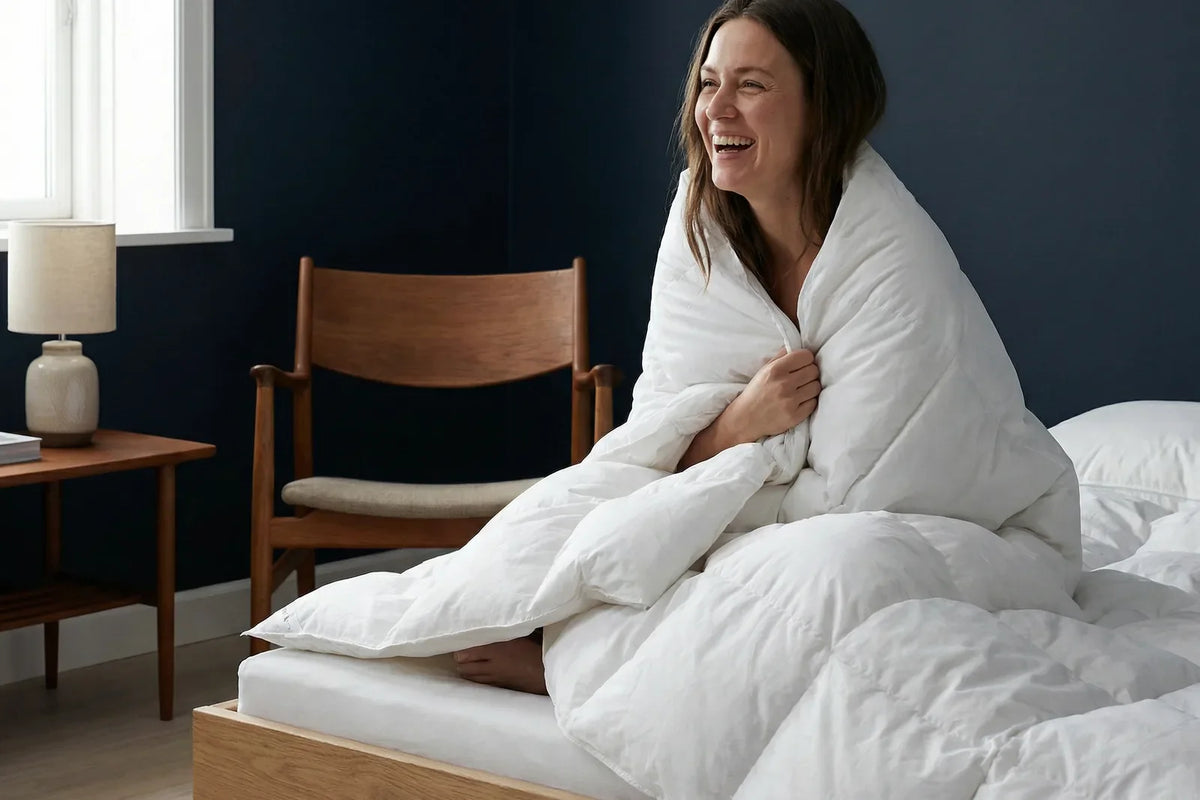 Vrouw geniet van een licht en luchtig donzen dekbed