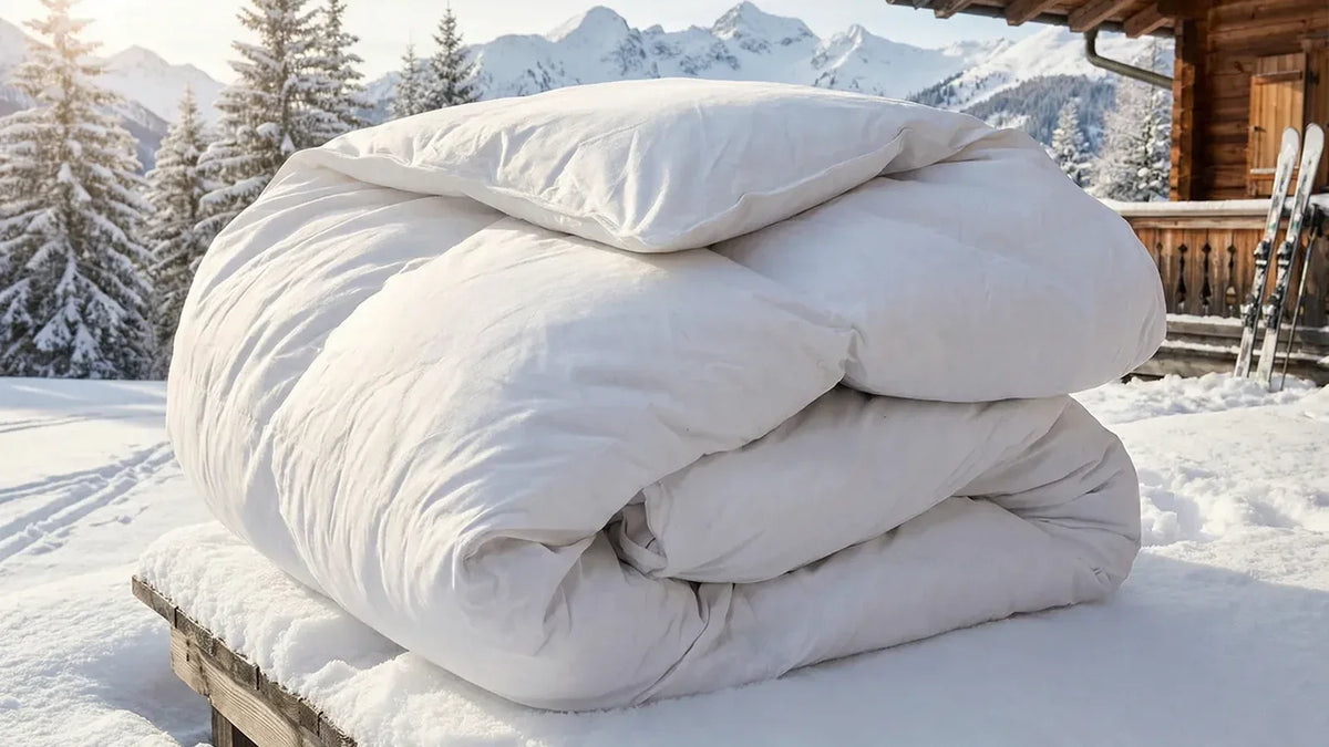 Opgevouwen winterdekbed in een besneeuwd berglandschap