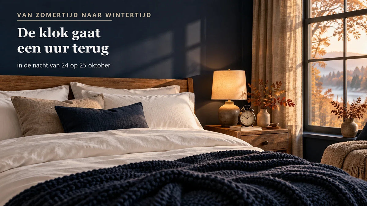Warme herfst-slaapkamer met de tekst: van zomertijd naar wintertijd, de klok gaat een uur terug in de nacht van 24 op 25 oktober