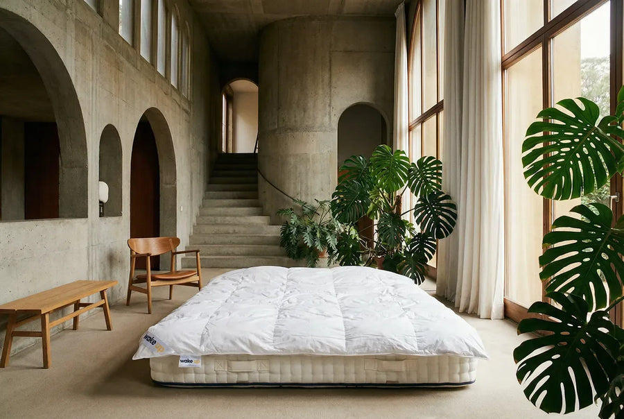 Wit dekbed in een licht, luchtig interieur