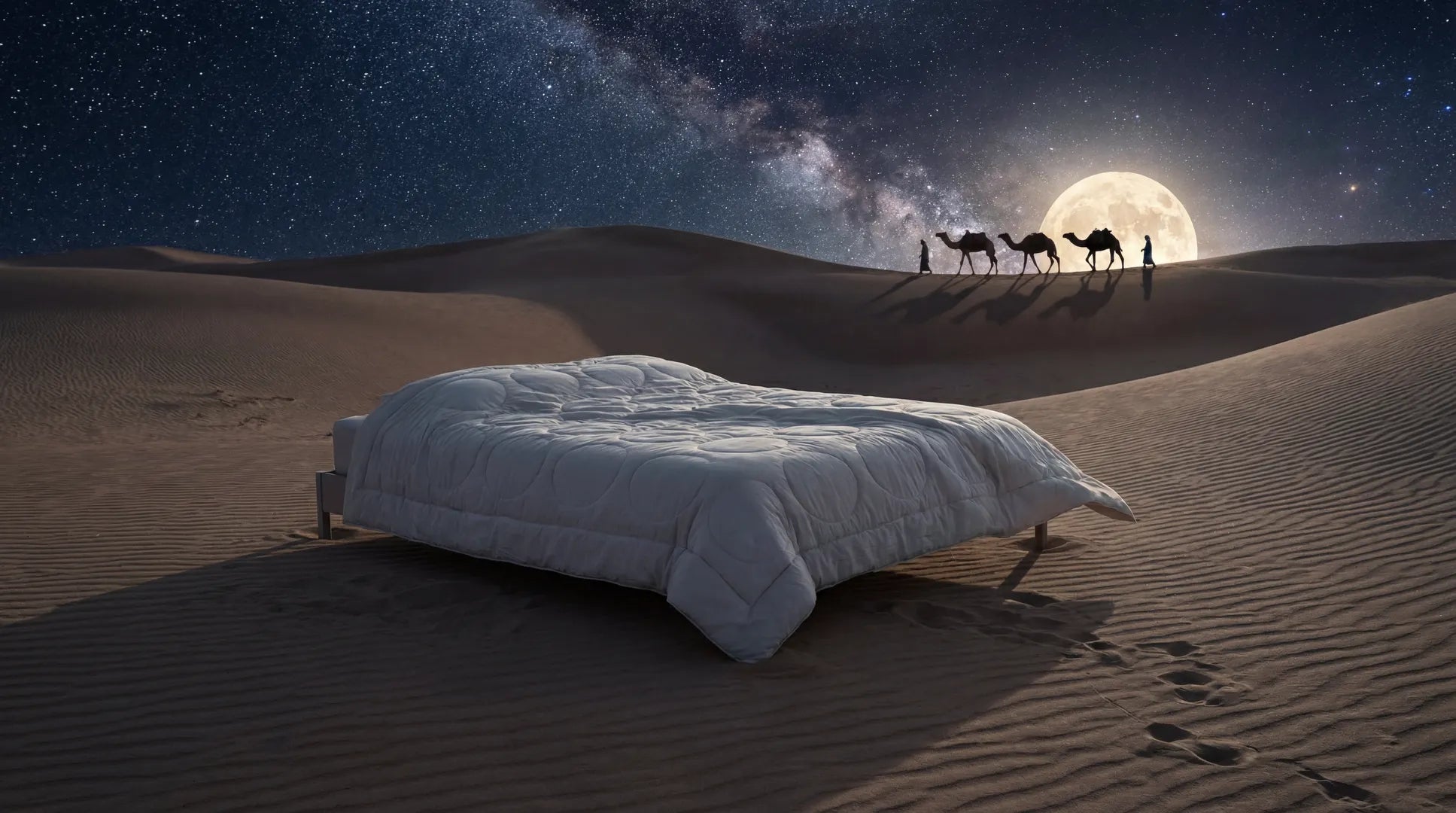 Kameelhaar dekbed gedrapeerd over bed in een woestijn in nachtelijke setting met een karavaan op de achtergrond.