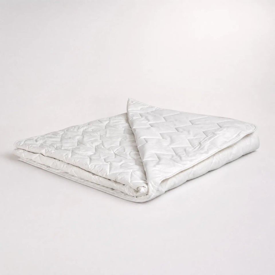 Tencel zomerdekbed AeroFresh opgevouwen op een witte achtergrond